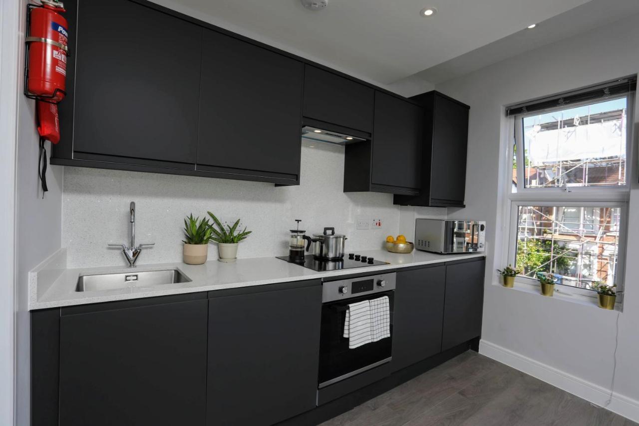 Aisiki Apartments At Stanhope Road, North Finchley, Airconditioned Multiple 2 Or 3-Bedroom, Pet-Friendly Duplex Flats, King Or Twin Beds, Airconditioned & Free Wi-Fi מראה חיצוני תמונה