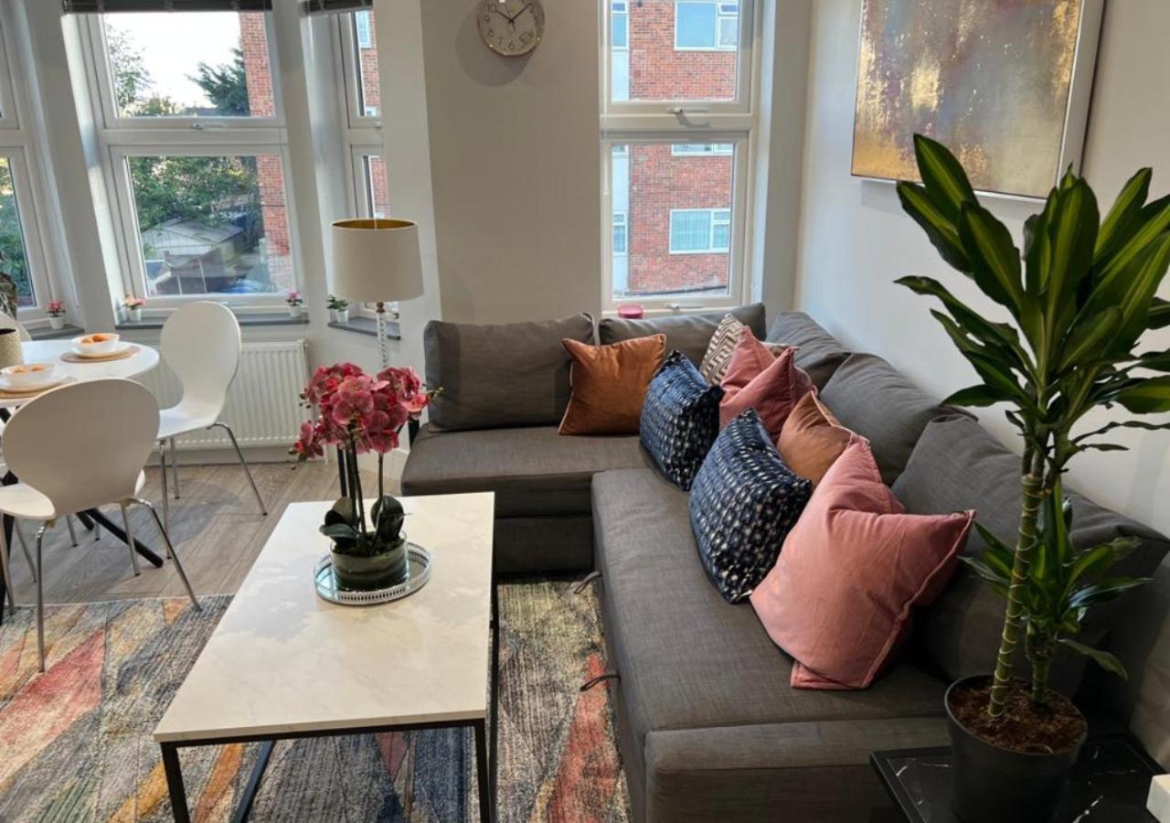 Aisiki Apartments At Stanhope Road, North Finchley, Airconditioned Multiple 2 Or 3-Bedroom, Pet-Friendly Duplex Flats, King Or Twin Beds, Airconditioned & Free Wi-Fi מראה חיצוני תמונה
