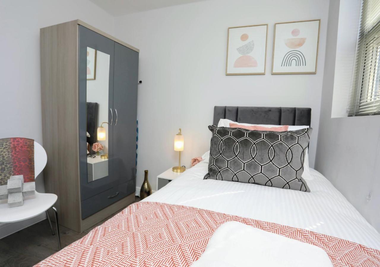 Aisiki Apartments At Stanhope Road, North Finchley, Airconditioned Multiple 2 Or 3-Bedroom, Pet-Friendly Duplex Flats, King Or Twin Beds, Airconditioned & Free Wi-Fi מראה חיצוני תמונה