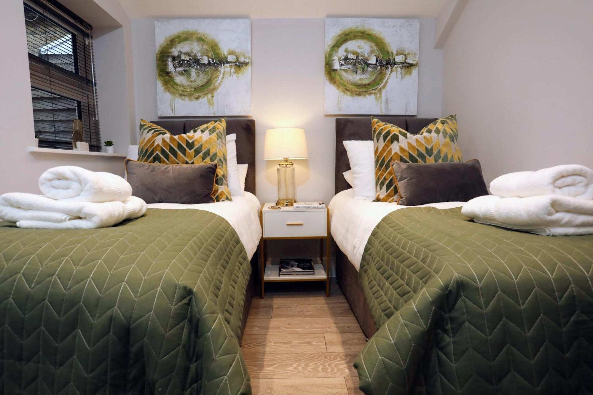 Aisiki Apartments At Stanhope Road, North Finchley, Airconditioned Multiple 2 Or 3-Bedroom, Pet-Friendly Duplex Flats, King Or Twin Beds, Airconditioned & Free Wi-Fi מראה חיצוני תמונה